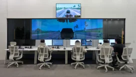 Driving Simulator ini juga mendukung kolaborasi pengembangan kendaraan secara global dengan memungkinkan pertukaran data antar pusat riset dan pengembangan (R&D) Hyundai Motor dan Kia di berbagai negara.