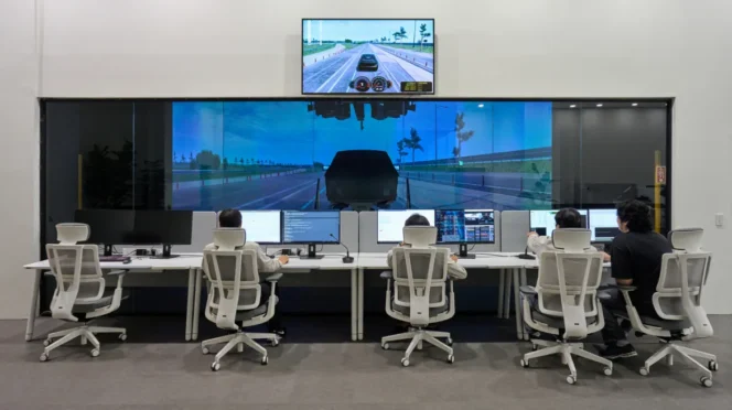 
					Driving Simulator ini juga mendukung kolaborasi pengembangan kendaraan secara global dengan memungkinkan pertukaran data antar pusat riset dan pengembangan (R&D) Hyundai Motor dan Kia di berbagai negara.